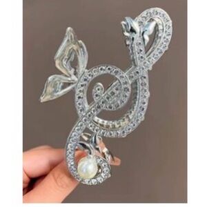 Elegant Music 🎵 Note Silver and Pearl Brooch